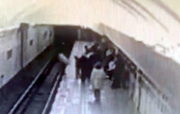 Qonşu ölkə metrosunda DƏHŞƏT - Yaşlı qadın 13 yaşlı qızı relslərə itələdi - ANBAAN VİDEO