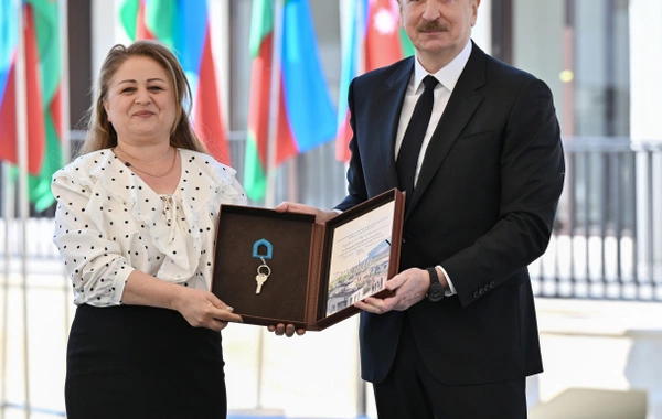 İlham Əliyev Zəngilanda ilk yaşayış kompleksinə köçən ailələrlə görüşüb