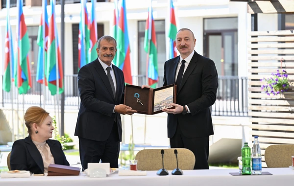 İlham Əliyev Zəngilanda ilk yaşayış kompleksinə köçən ailələrlə görüşüb