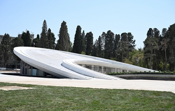 Президент и первая леди ознакомились с работами, проводимыми в Гянджинском мемориальном комплексе