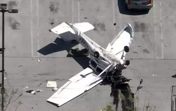 Elektrik xətlərinə dəyən təyyarə dayanacağa düşdü