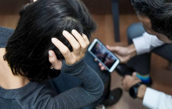 Borcluları Qabil Məmmədovla şantaj edən qadının evindən tapılan pullar kimə məxsusdur? - MƏHKƏMƏ