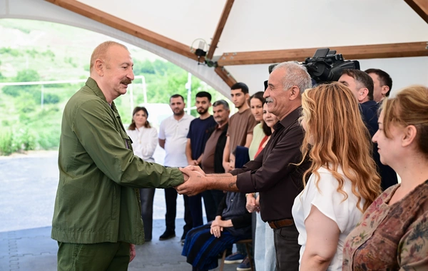 Президент ознакомился с работами, проведенными в селе Кичик Галадереси, и встретился с его жителями