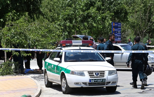 Tehranda etirazçılar polis avtomobillərini yararsız hala salırlar - ANBAAN GÖRÜNTÜ