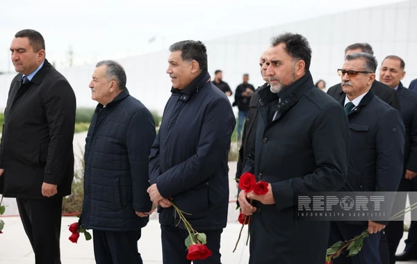 Dövlət və hökumət rəsmiləri Zəfər parkını ziyarət edib