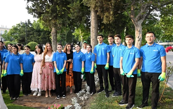 Leyla və Arzu Əliyevalar Bakı Bulvarında mövsümi güllərin əkilməsi aksiyasında iştirak ediblər