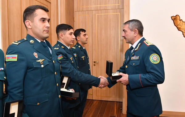 Hərbi əməliyyatlarda fədakarlıq göstərmiş tibb heyəti təltif edilib