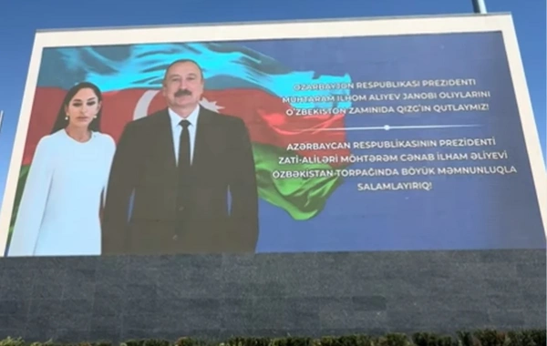 İlham Əliyevin Özbəkistana dövlət səfəri ilə bağlı qarşılanma bannerləri yerləşdirilib