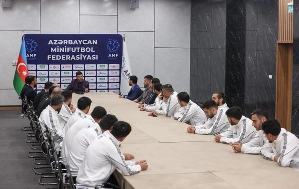 Orxan Məmmədov Avropa çempionatından əvvəl minifubol millisinin üzvləri ilə görüşüb