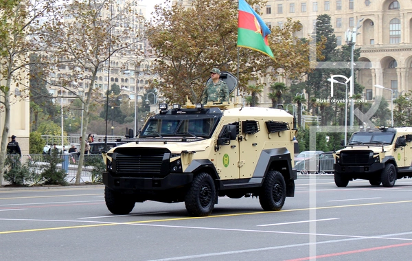 В Баку прошел марш военнослужащих в честь Дня Победы