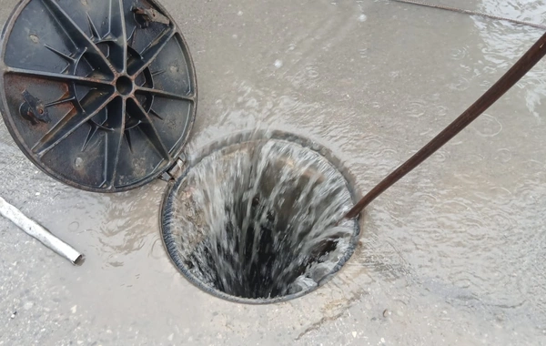 Bakıda bir sıra küçələr yağış sularından təmizlənir