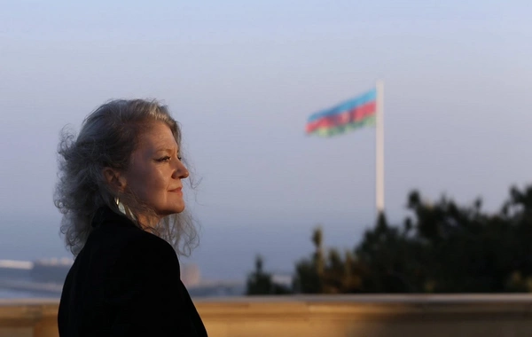 ABŞ dövlət katibinin siyasi məsələlər üzrə müşaviri Şəhidlər xiyabanını ziyarət edib