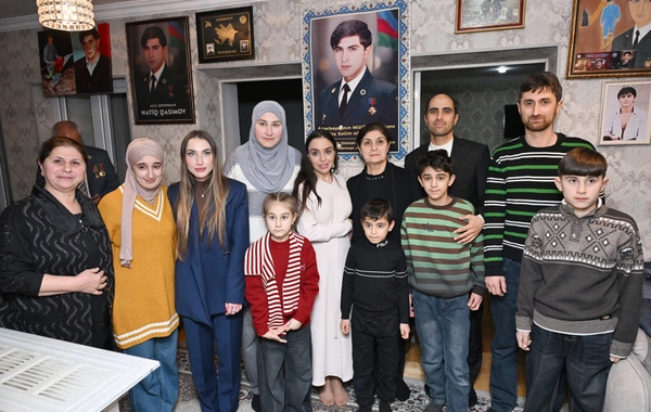 Лейла Алиева и Алена Алиева посетили Гянджинский мемориальный комплекс и семью Национального героя Натигa Гасымова