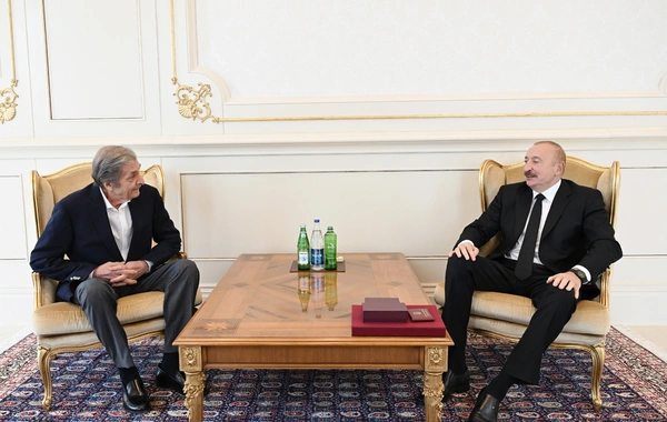 İlham Əliyev Fərhad Xəlilova "İstiqlal" ordenini təqdim edib