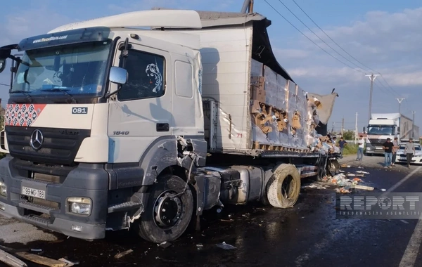 Kürdəmirdə iki yük maşını toqquşub, mallar yola dağılıb