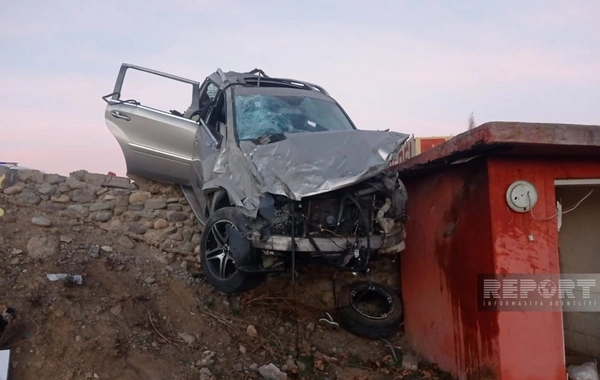 Göygöldə Mercedes divara çırpılıb, iki nəfər ölüb