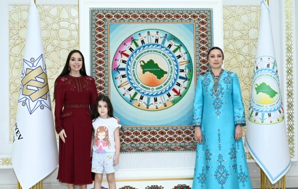 Leyla Əliyeva Arkadağ şəhərində Oğulcahan Atabayeva ilə görüşüb