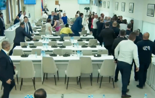 İrəvan meriyasında iclas zamanı dava düşüb