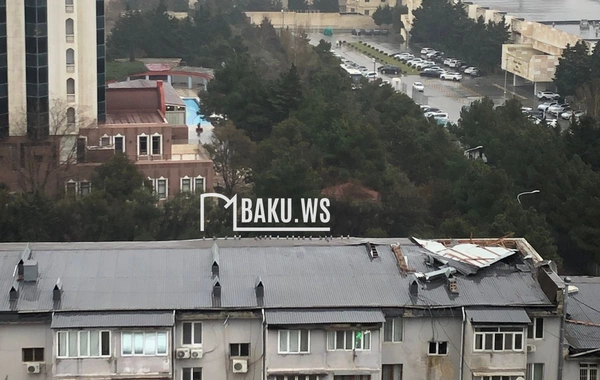 Tbilisi prospektində beşmərtəbəli binanın damı uçub