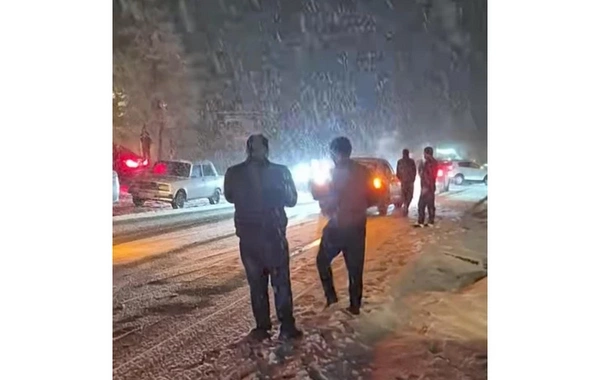 Сильный снегопад обрушился на Азербайджан, парализовав движение транспорта