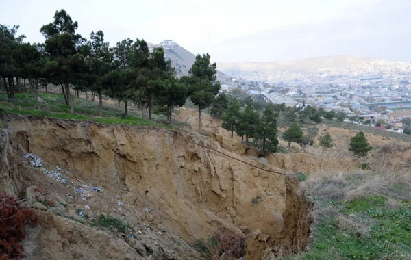 Gəncə prospektində sürüşmə baş verib, mütəxəssislər hadisə yerinə gedib