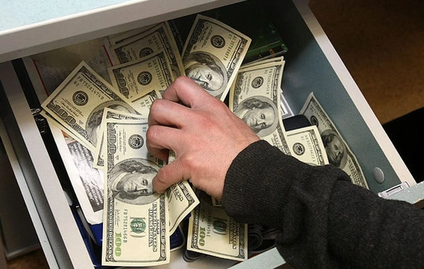 Atasının 7 300 dollarını oğurlayan şəxs SAXLANILDI