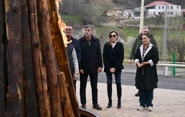 İlham Əliyev Xocavəndin Xanoba kəndində fərdi evlərin və infrastrukturun bərpası sahəsində görülən işlərlə tanış olub