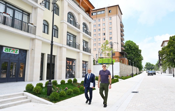 İlham Əliyev Şuşanın Qarabağ küçəsində dövlət-özəl tərəfdaşlığı çərçivəsində həyata keçirilmiş işlərlə tanış olub