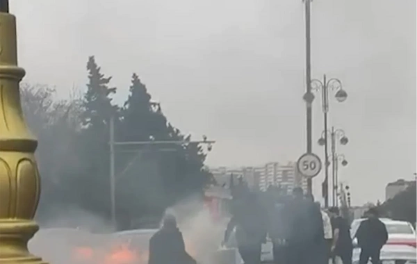 В Баку возле метро горит автомобиль