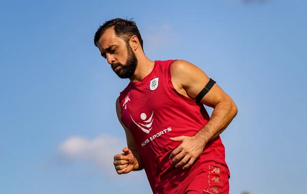 Neftçi futbolçusu Elvin Camalovla yollarını ayırıb