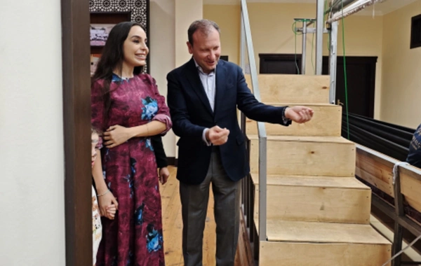 Leyla Əliyeva Şuşa məscidi üçün hazırlanan dünya xalçaçılıq tarixinin ən böyük dairəvi xalçası ilə tanış olub Leyla Əliyeva Şuşa məscidi üçün hazırlanan dünya xalçaçılıq tarixinin ən böyük dairəvi xalçası ilə tanış olub