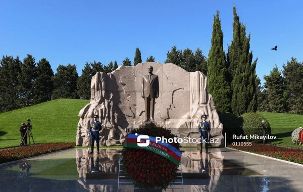 Dövlət və hökumət rəsmiləri Fəxri xiyabanı ziyarət ediblər