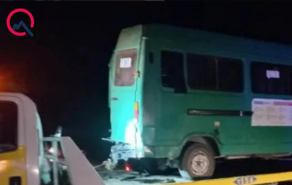Toydan sərnişin gətirən avtobus mikroavtobusla toqquşdu