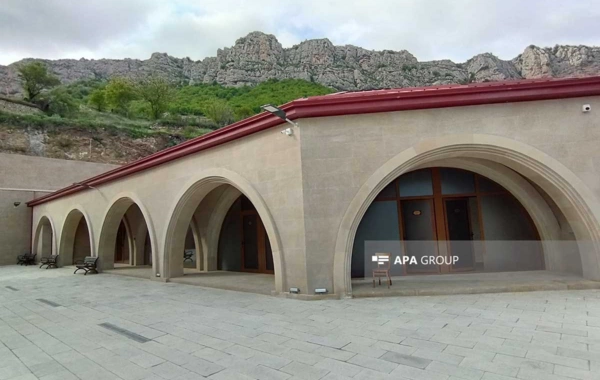 Daşaltı məscidi Qarabağ memarlıq məktəbinin ənənələrinə uyğun inşa olunub