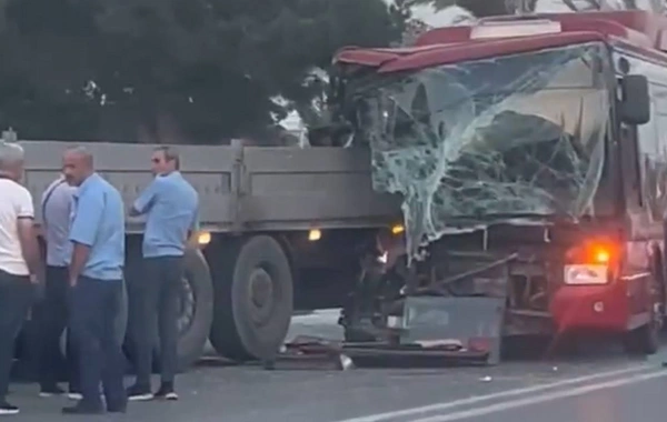 Bakıda sərnişin avtobusu yük maşınına çırpıldı