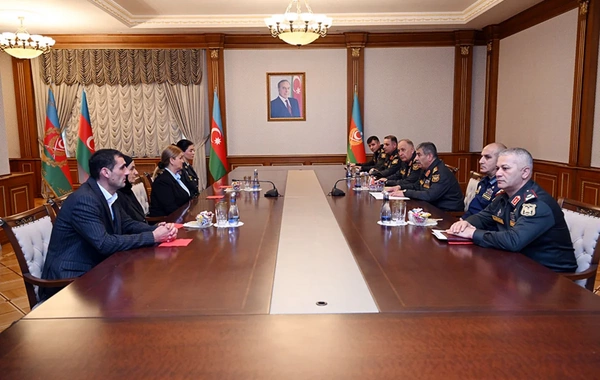 Zakir Həsənov Milli qəhrəmanların ailələlərinə medallar təqdim edib