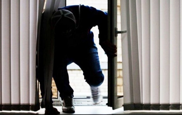 Bakıda məşhur mağazadan külli miqdarda pul oğurlandı