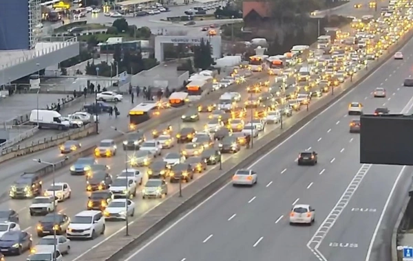 Bakının bir sıra yollarında tıxac yaranıb