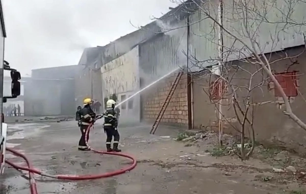 Binəqədidə yerləşən anbarda yanğın başlayıb