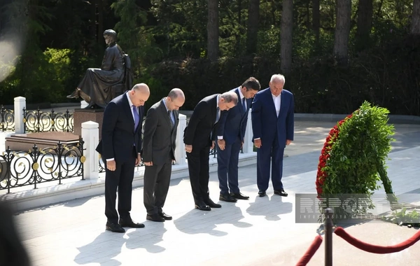 Azərbaycan XİN-in kollektivi Fəxri və Şəhidlər xiyabanlarını ziyarət edib