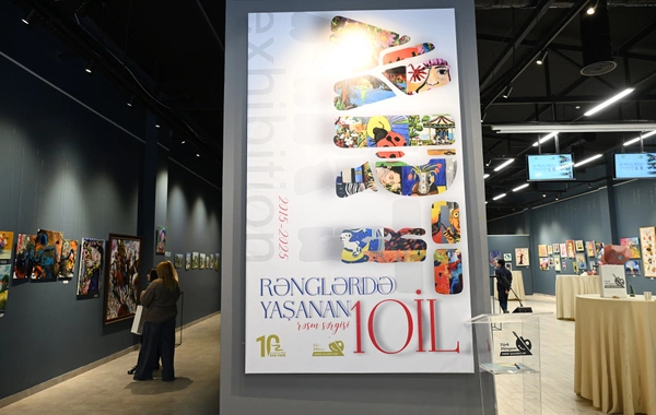 Arzu Əliyeva və Alena Əliyeva "Rənglərdə yaşanan 10 il" mövzusunda keçirilən sərgidə iştirak ediblər