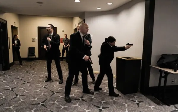 Trampın iştirak etdiyi tədbirdə silahı insident: Prezident və xanımı təxliyə edildi