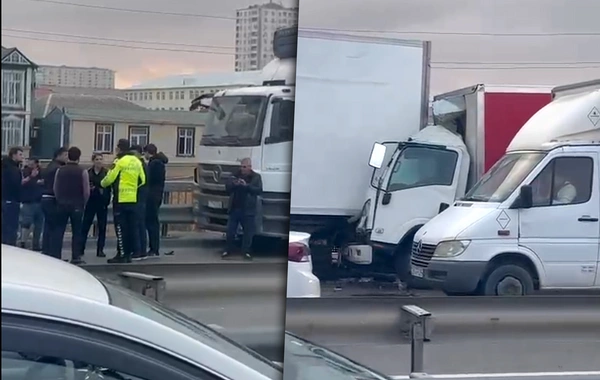 Bakı-Sumqayıt yolunda yük maşınları bir-birinə dəyib