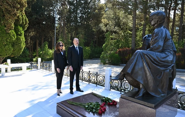 İlham Əliyev və Mehriban Əliyeva Fəxri xiyabanda Ulu Öndər Heydər Əliyevin məzarını ziyarət ediblər
