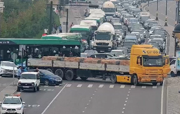 Yük avtomobili yolda qalıb - Nəqliyyat vasitələri 8 Noyabr-dan mərkəzə gələ bilmir