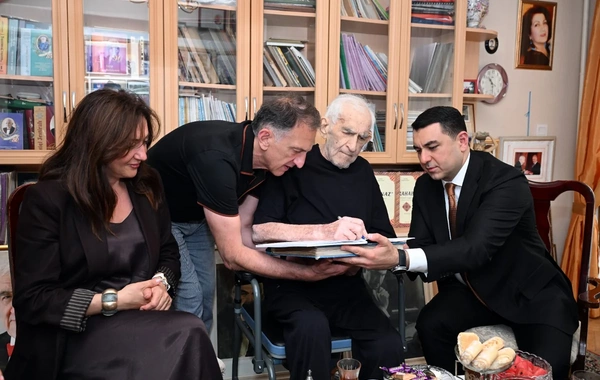 Adil Kərimli Xalq artisti Tofiq Bakıxanovu evində ziyarət edib
