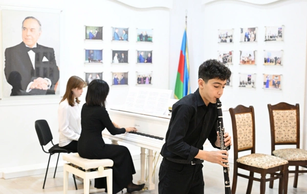 Лейла Алиева посетила Среднюю специальную музыкальную школу имени Бюльбюля