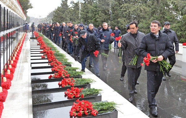 İqtisadiyyat Nazirliyinin kollektivi Şəhidlər xiyabanını ziyarət edib