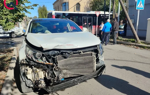 Gəncədə "BakuBus"un avtobusu qəza törətdi