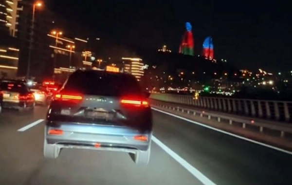 Bakıda nömrəsiz avtomobil idarə edən qazi saxlanılıb